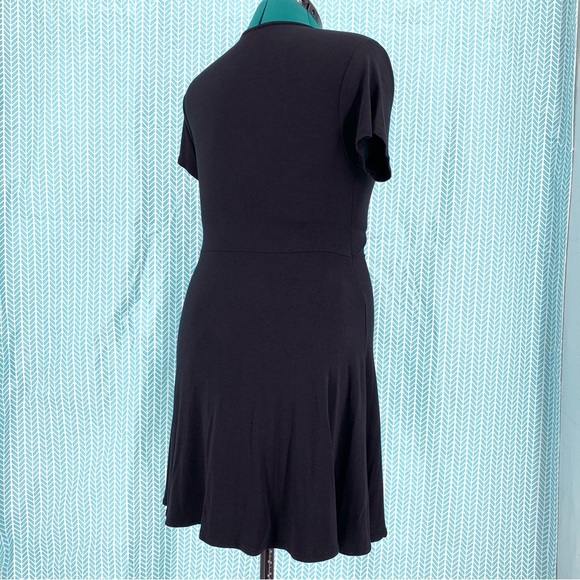 Magic Fit Black Short Sleeve Empire Waist V-Neck Fit and Flare Dress, Medium - Picture 10 of 16